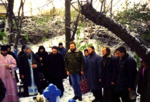У могилки матушки Параскевы во главе со схиархимандритом Кириллом (Михличенко)