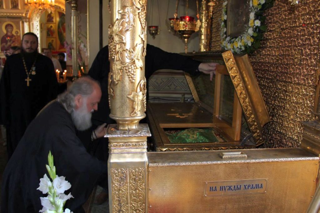 Патриарх Кирилл у мощей блаженного Павла